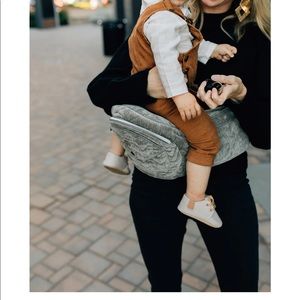 NWOT Tushbaby Hip Carrier Silver Velvet